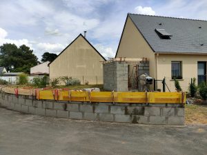 Création d'un muret en arrondi et d'un abri de jardin en parpaings