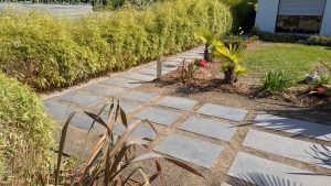 Pose de palis ardoise pour créer une allée dans le jardin