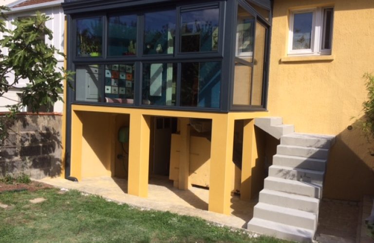 Création d'une véranda sur pilotis et d'un escalier sur mesure en béton