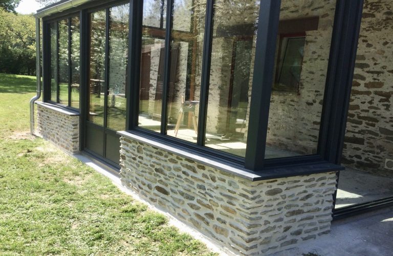 Création d'un mur pour pose de véranda, en doublage de parpaings et intégration de la pierre conservée