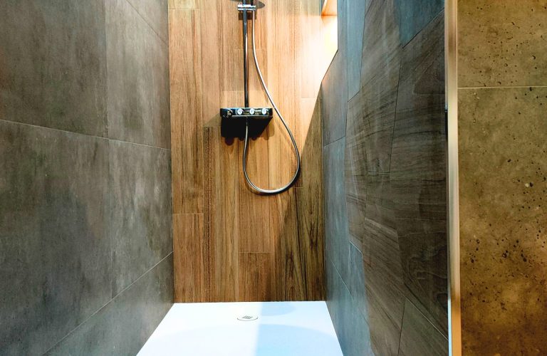 Pose d'une faïence grand format dans la salle de bain