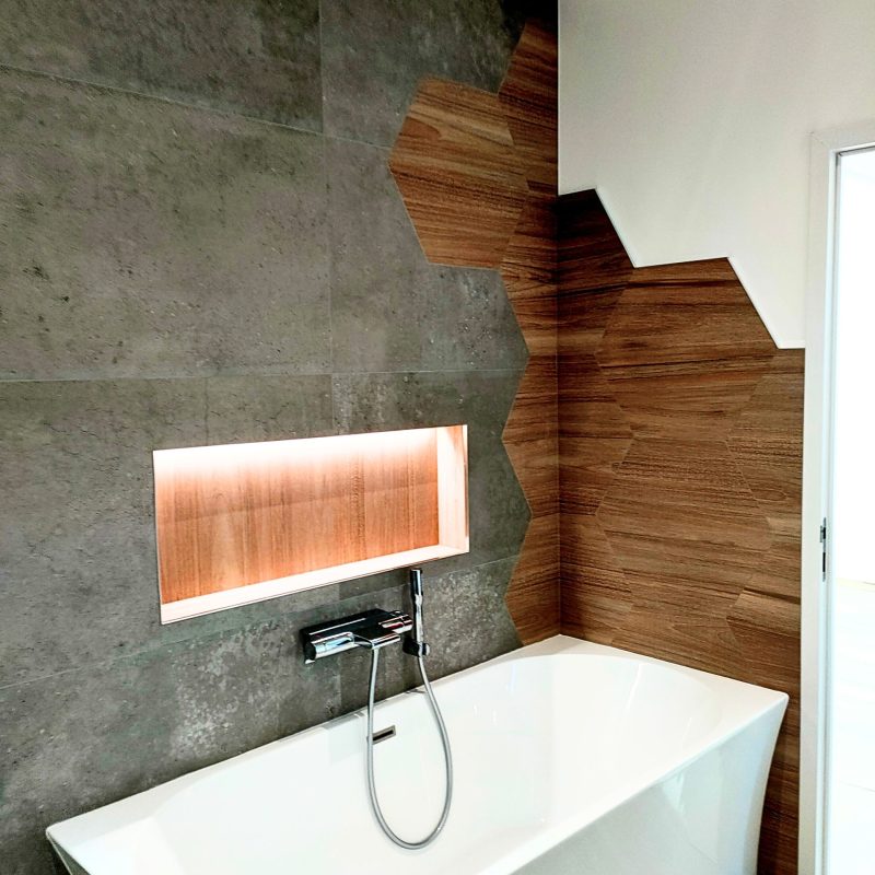 Pose de faïence grand format dans une salle de bain