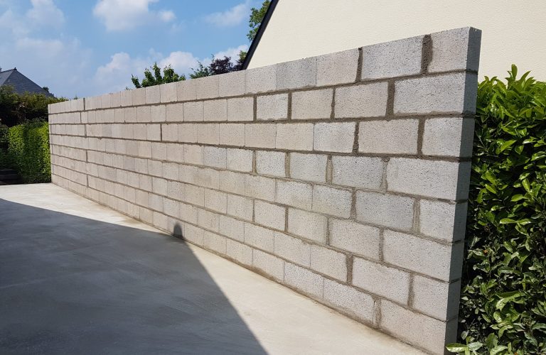Création d'un mur de parpaings suite à la création e au séchage de la dalle