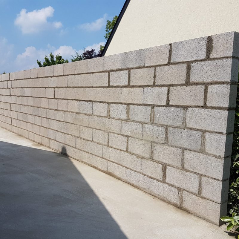 Création d'un mur de parpaings suite à la création e au séchage de la dalle