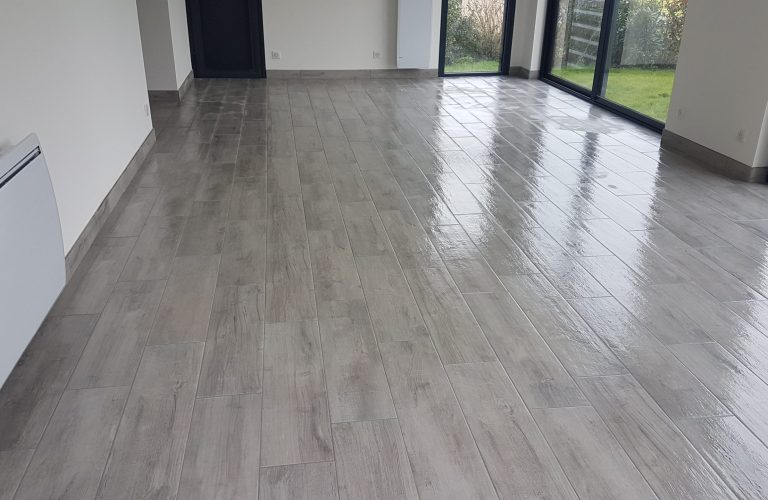 Carrelage intérieur en imitation bois couleur gris