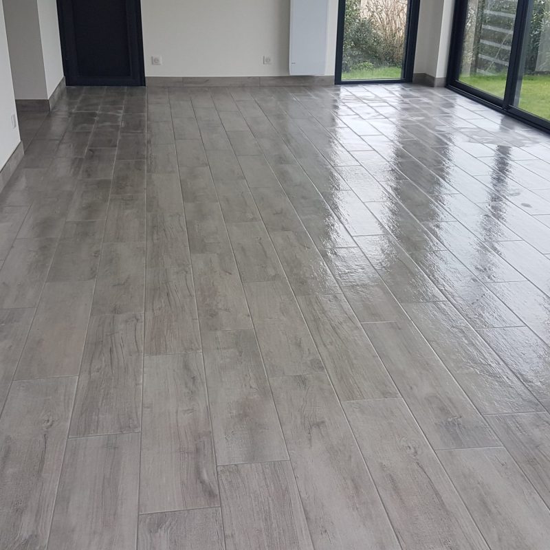 Carrelage intérieur en imitation bois couleur gris