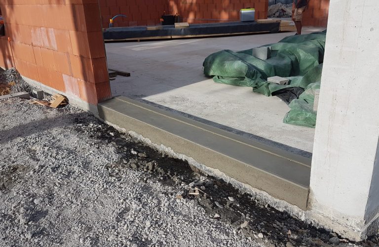 Réalisation d'un seuil d'une baie vitrée sur une maison individuelle en construction