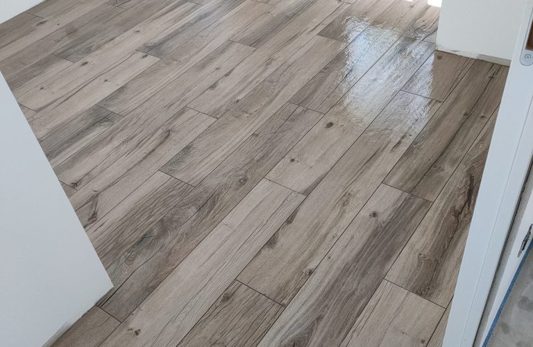 Pose d'un carrelage intérieur effet bois