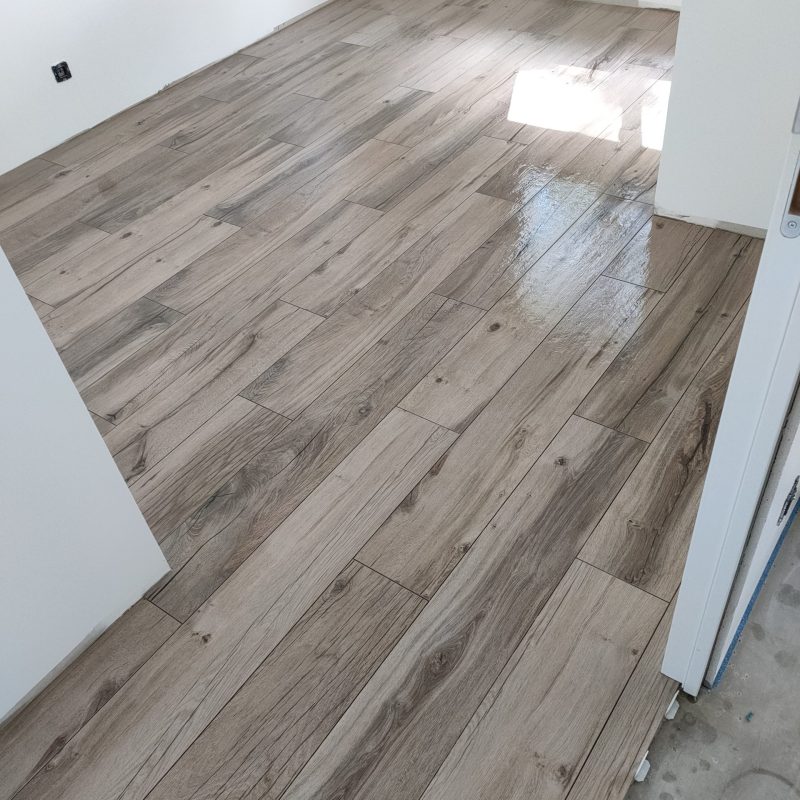 Pose d'un carrelage intérieur effet bois
