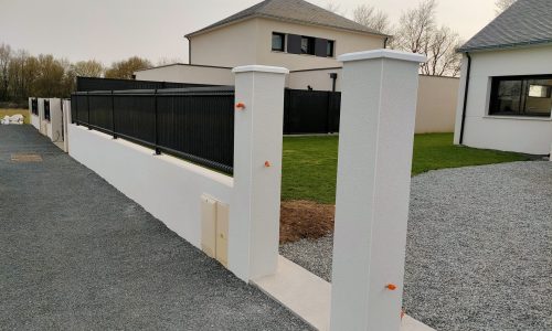 Création d'un muret et piliers enduits avec pose de clôture rigide à Héric