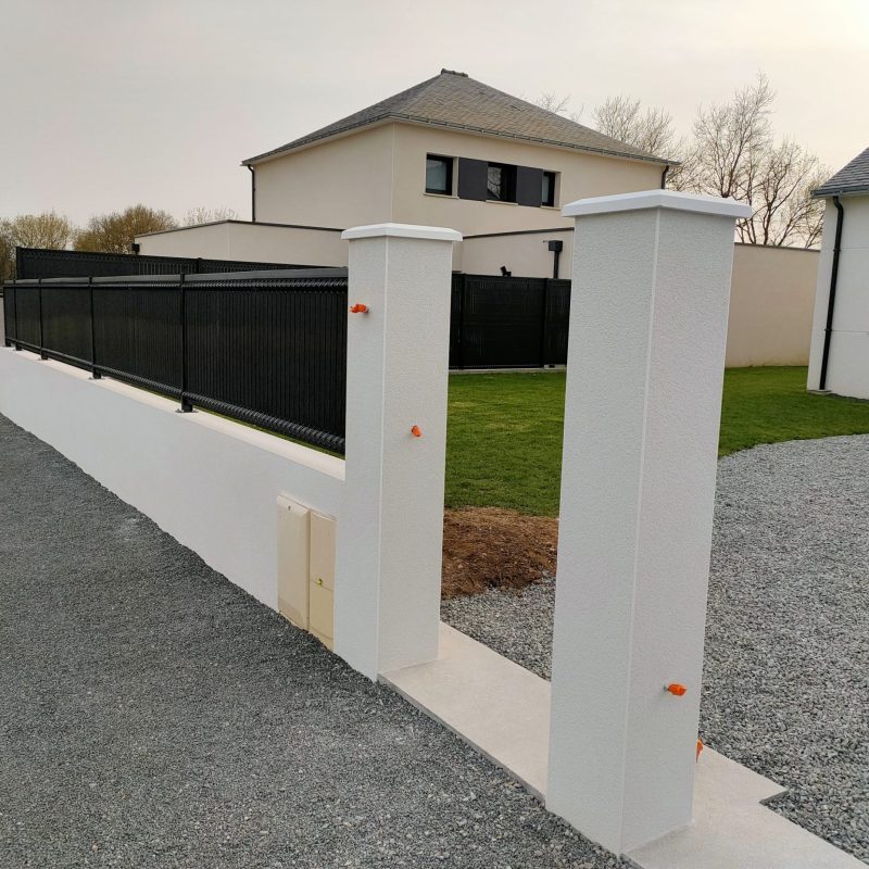 Création d'un muret et piliers enduits avec pose de clôture rigide à Héric