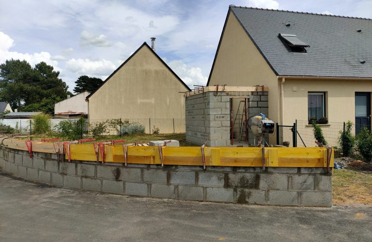 Création d'un muret en arrondi et d'un abri de jardin en parpaings