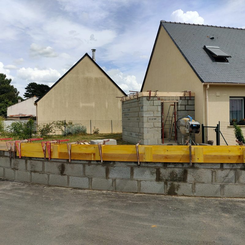 Création d'un muret en arrondi et d'un abri de jardin en parpaings