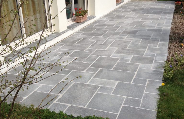 Pose d'un grès d'inde en opus 4 sur terrasse extérieur