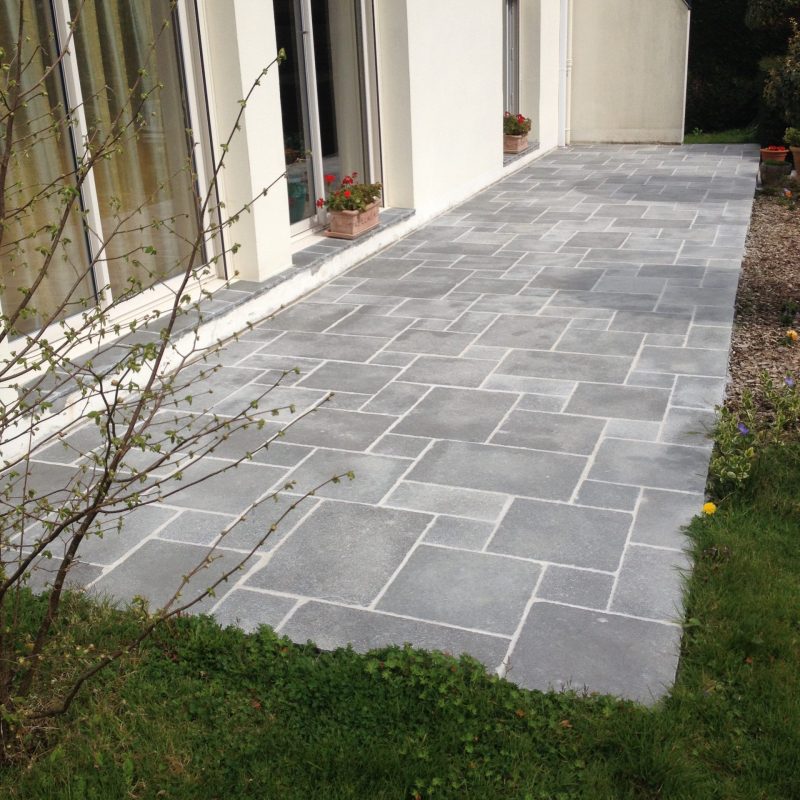 Pose d'un grès d'inde en opus 4 sur terrasse extérieur