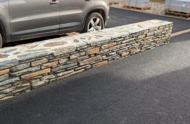 Création d'un mur en pierres pour délimiter le parking communal
