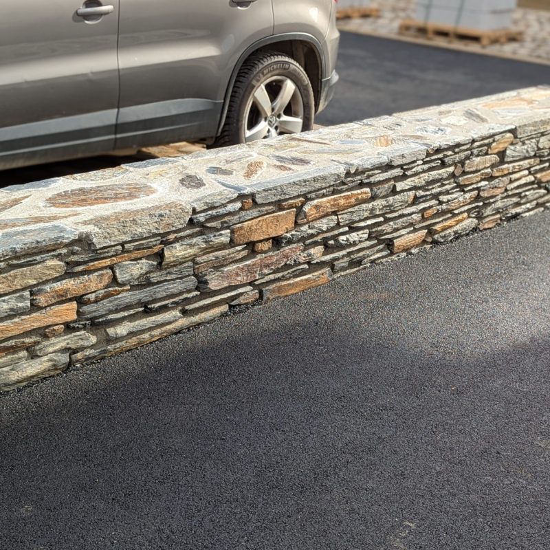 Création d'un mur en pierres pour délimiter le parking communal