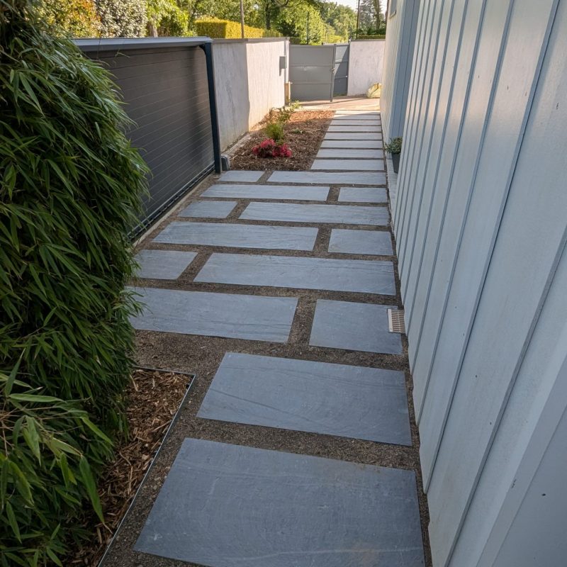 Pose de palis ardoise pour créer une allée dans le jardin